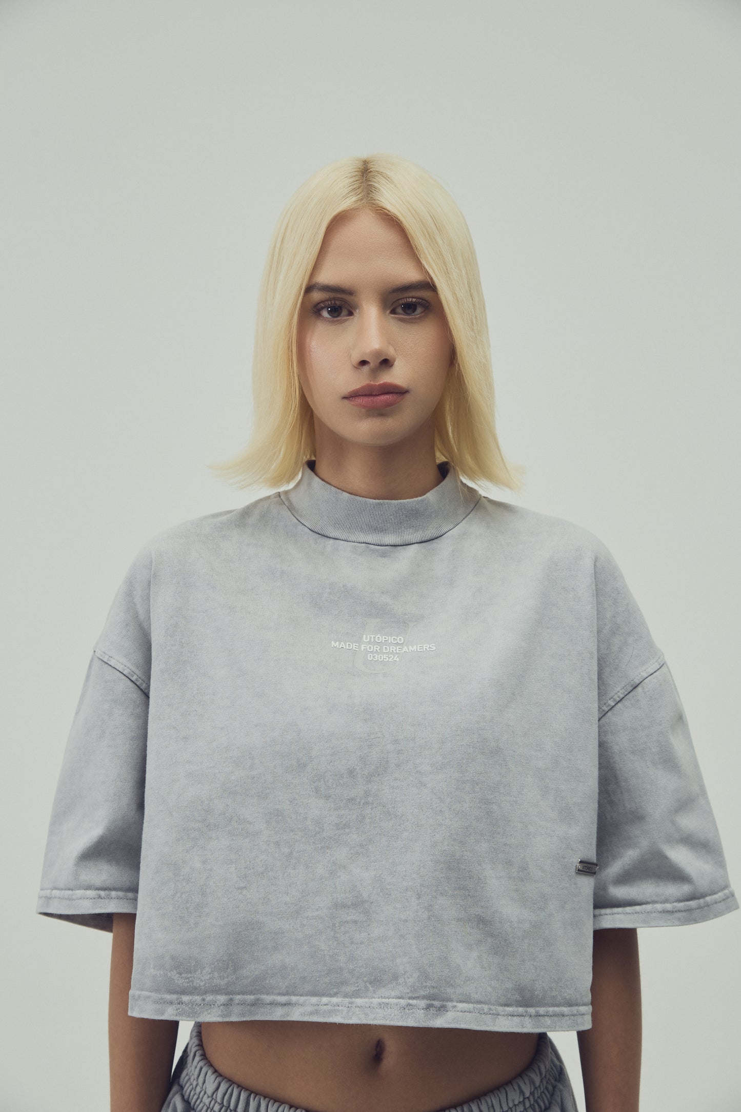 CAMISETA  CROPPED - GRIS