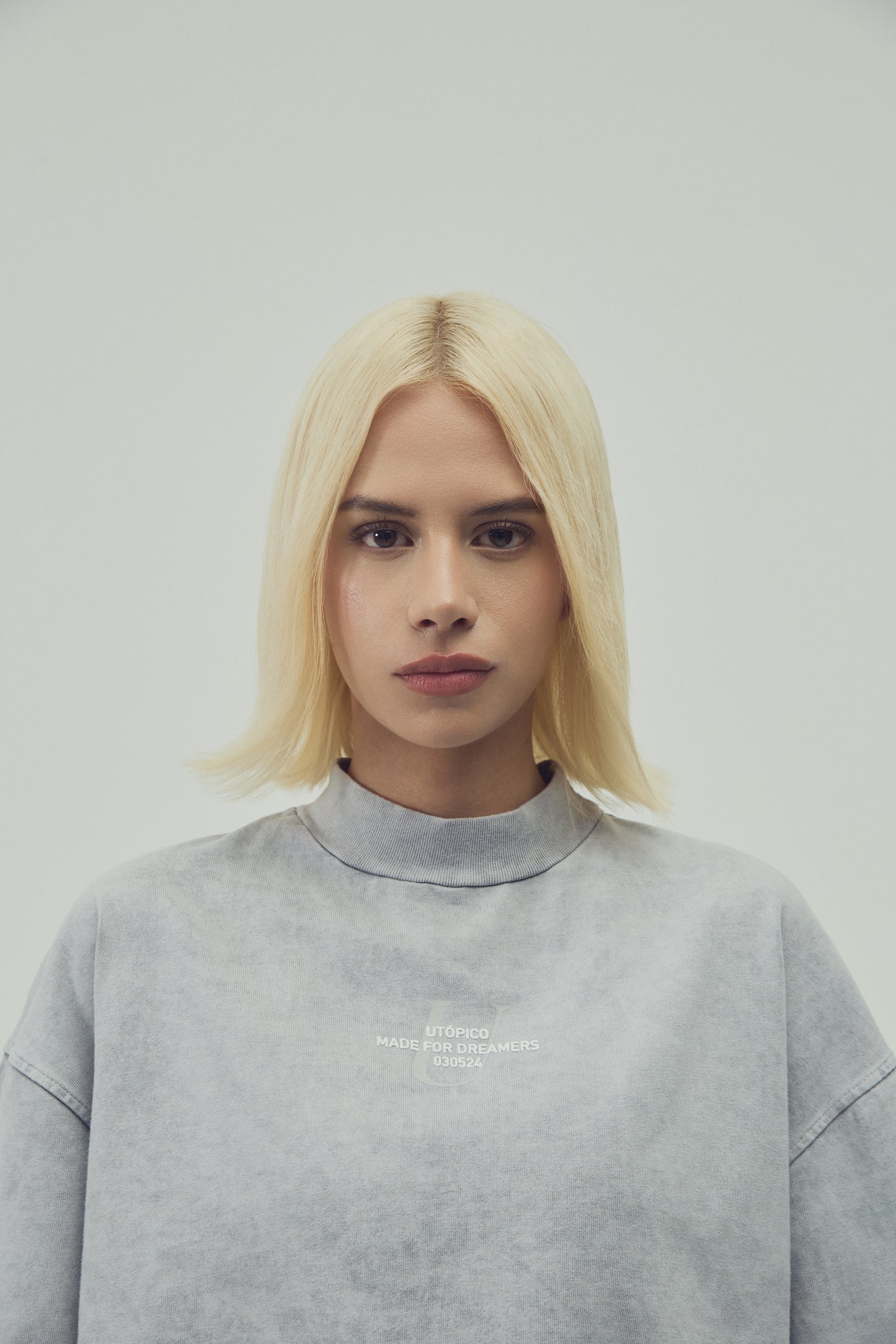 CAMISETA  CROPPED - GRIS