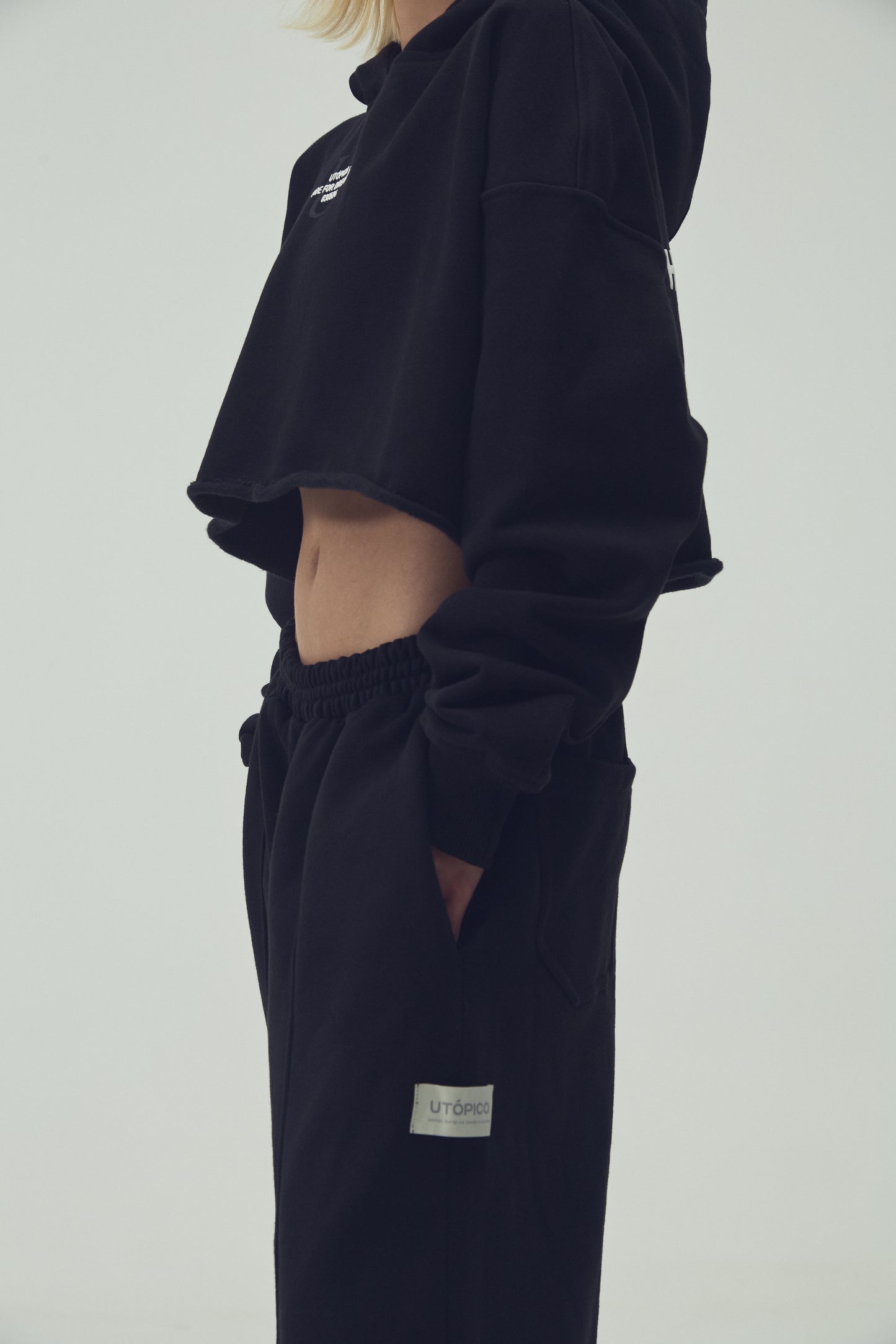 HOODIE  CROPPED - NEGRO