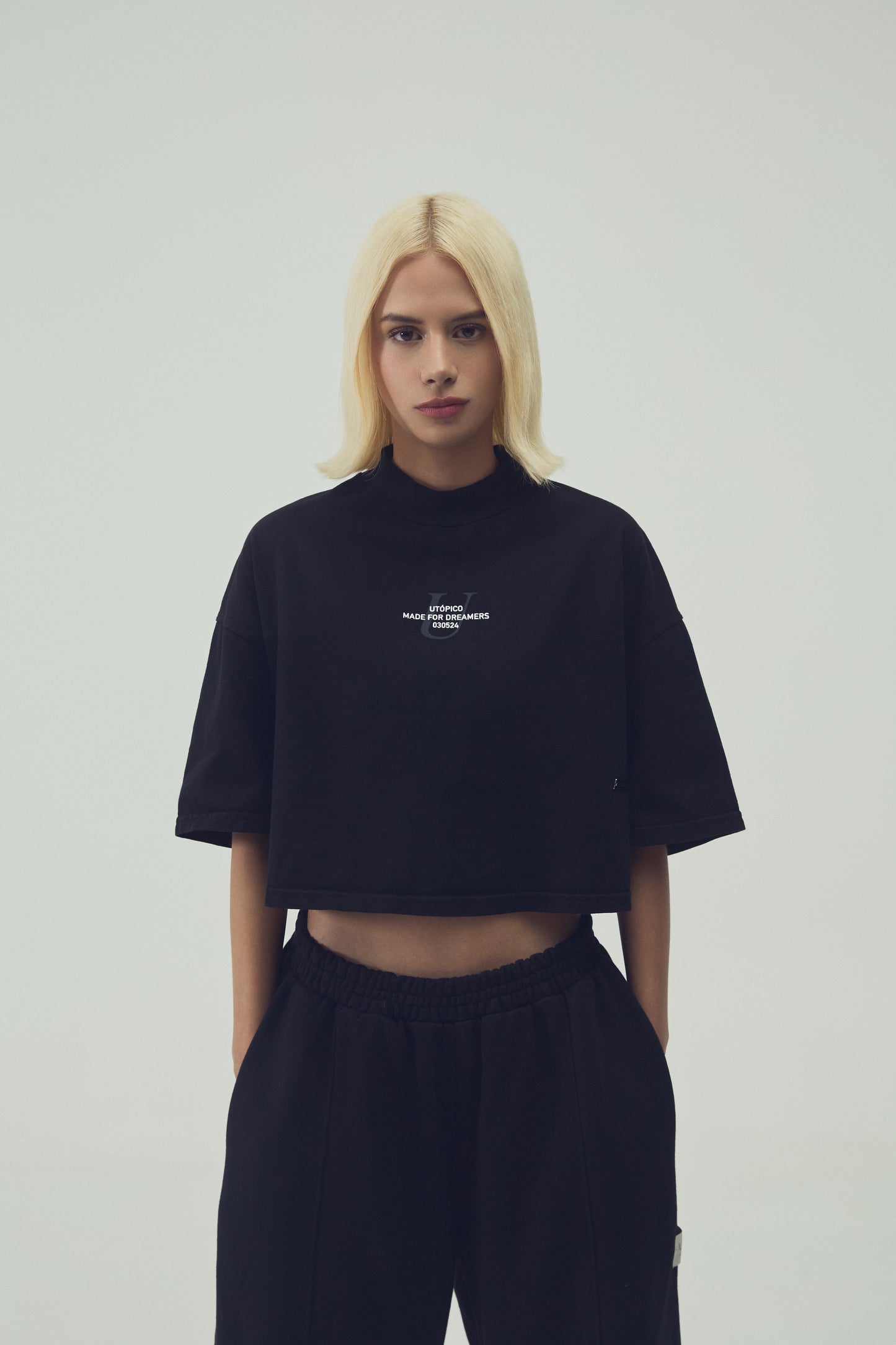 CAMISETA  CROPPED - NEGRO