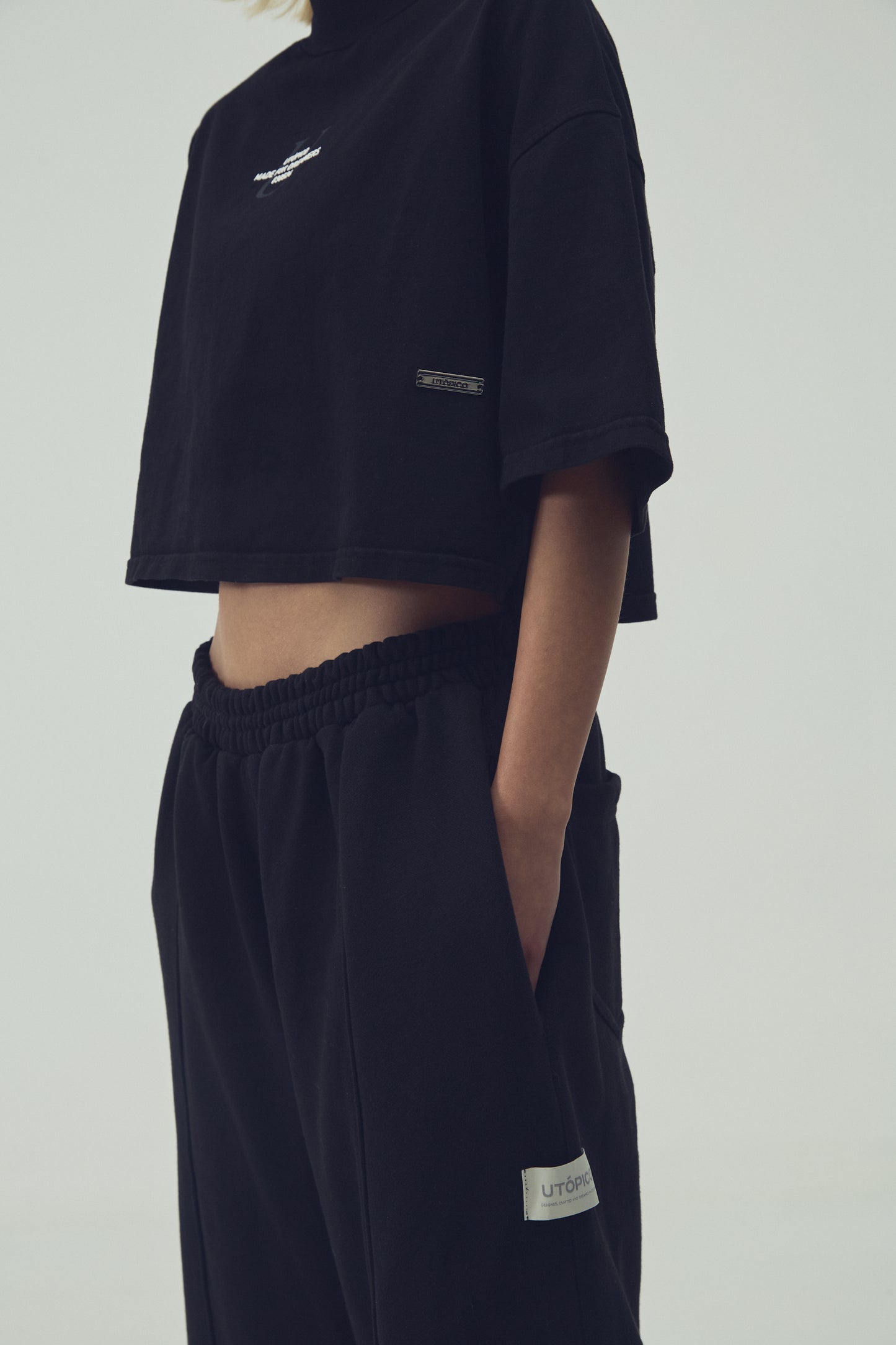 CAMISETA  CROPPED - NEGRO