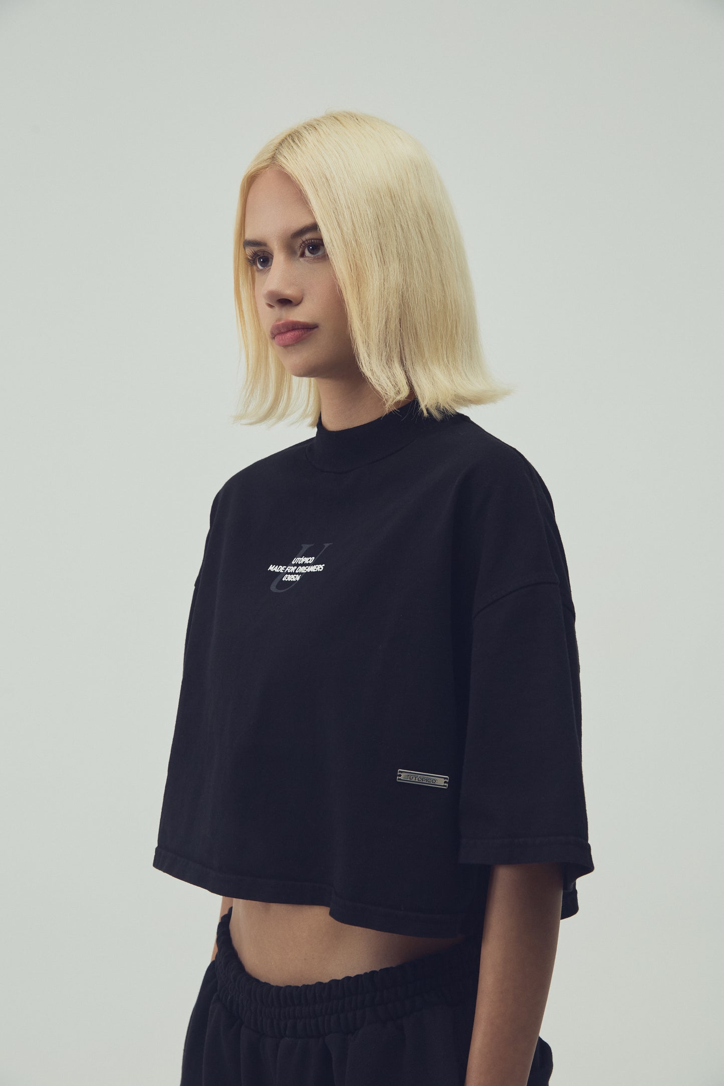 CAMISETA  CROPPED - NEGRO