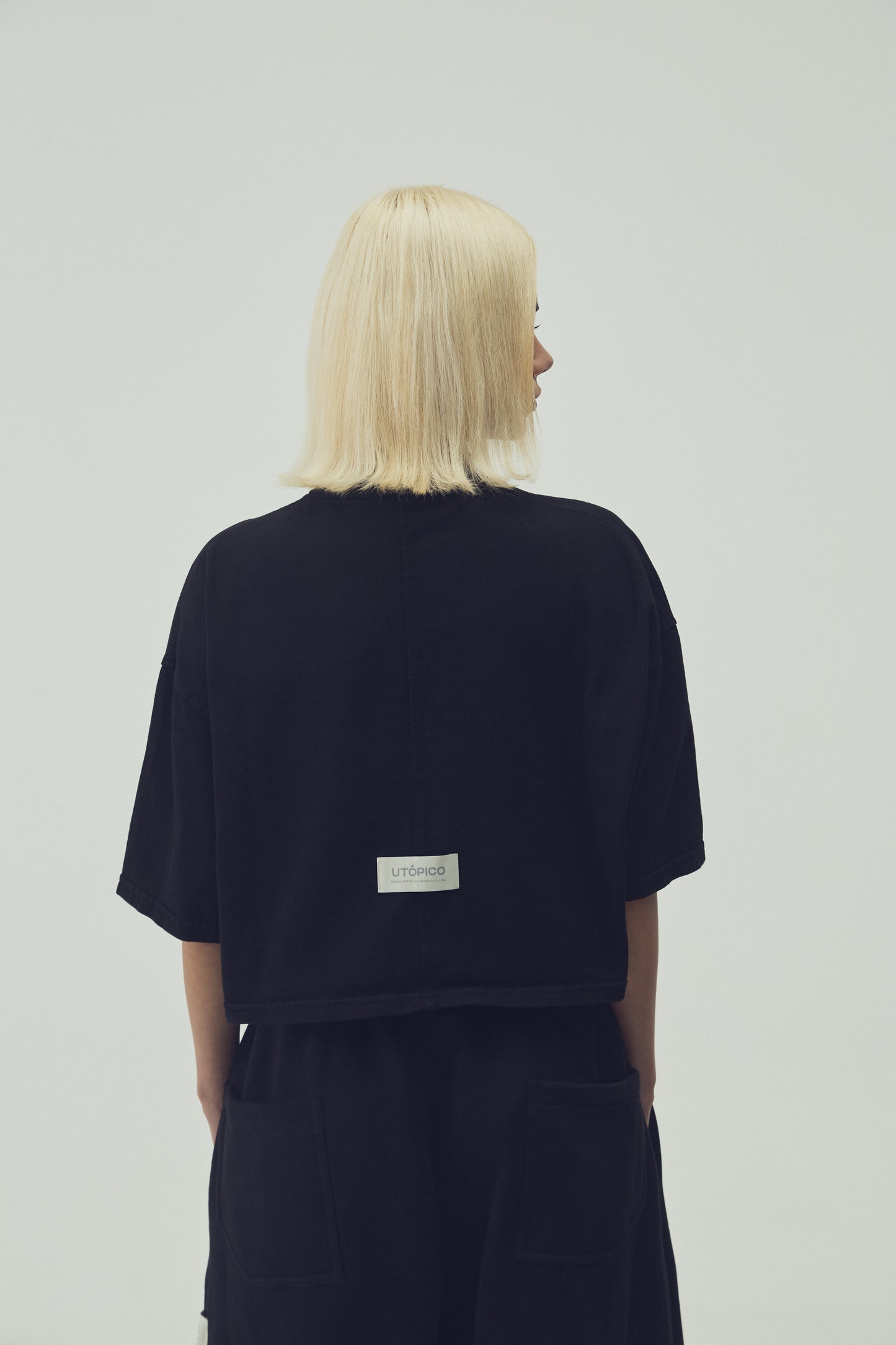 CAMISETA  CROPPED - NEGRO