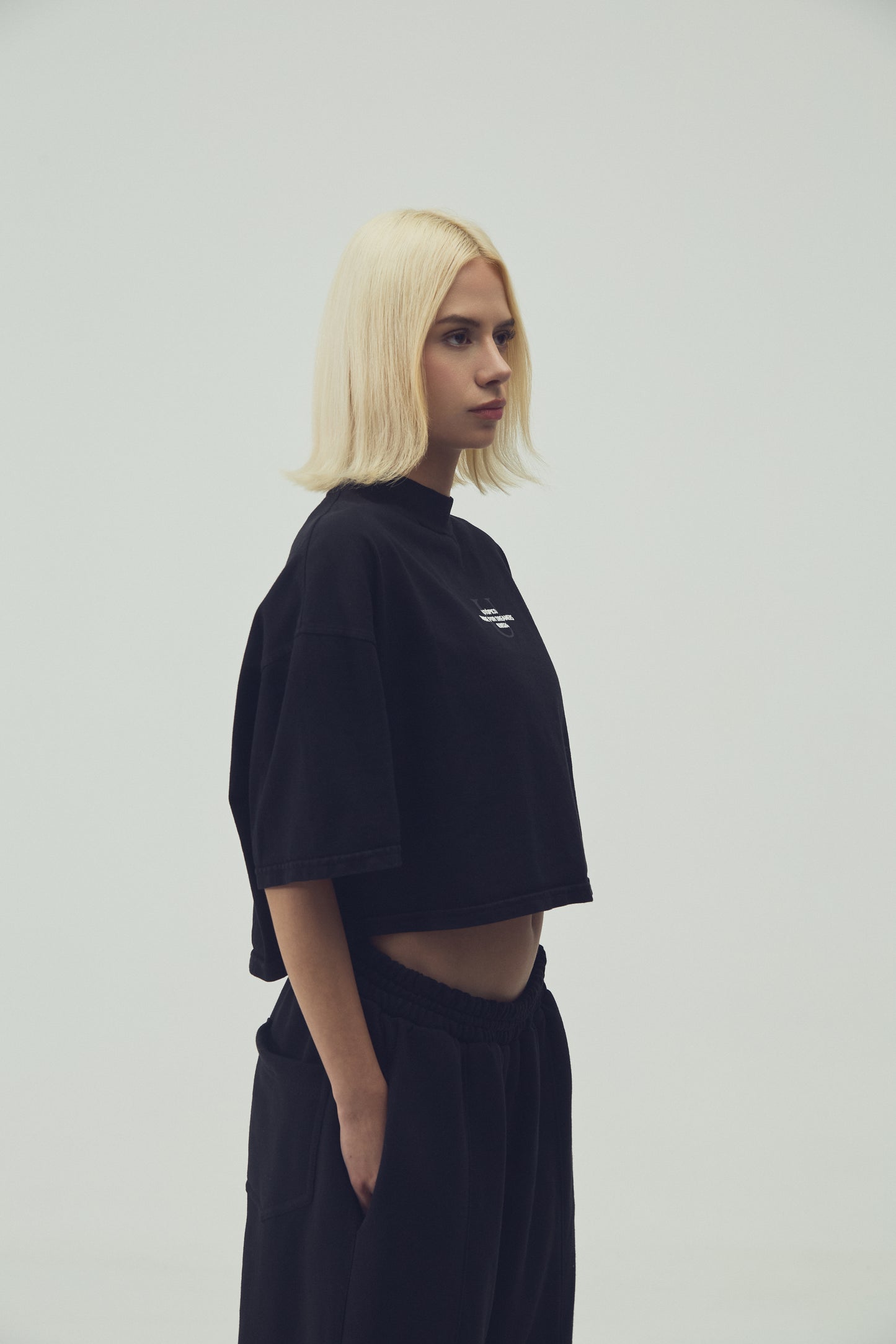 CAMISETA  CROPPED - NEGRO