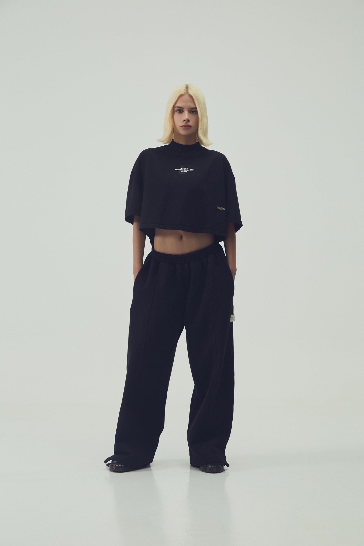 CAMISETA  CROPPED - NEGRO