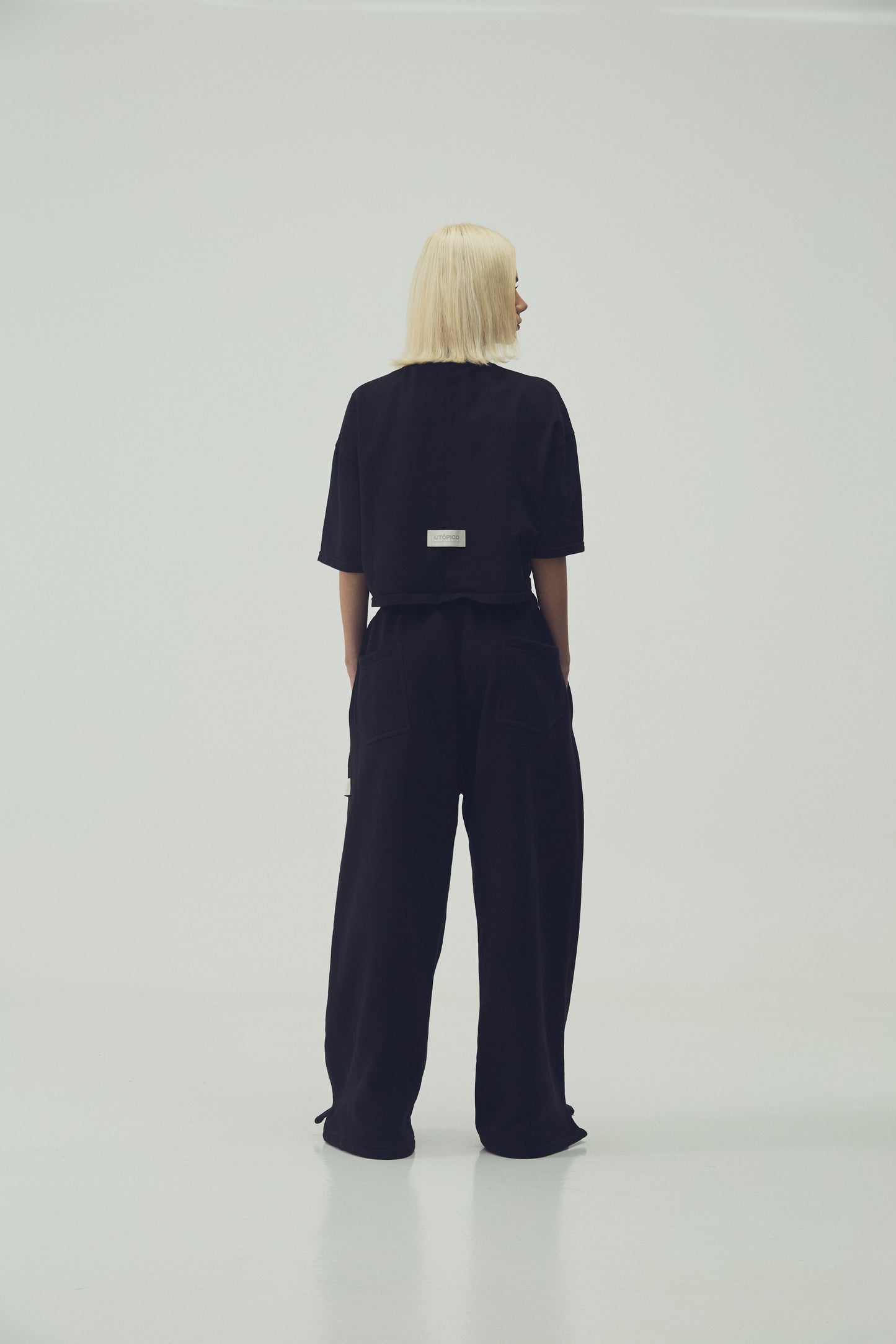 CAMISETA  CROPPED - NEGRO